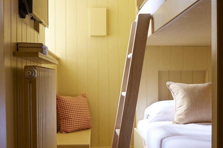 Room 8 of 80