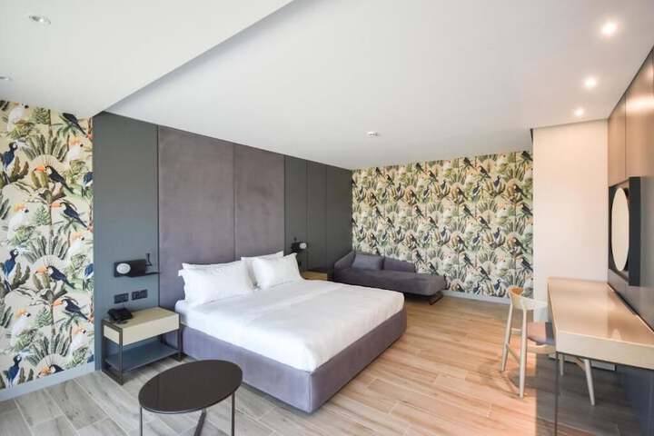 Room 62 of 83