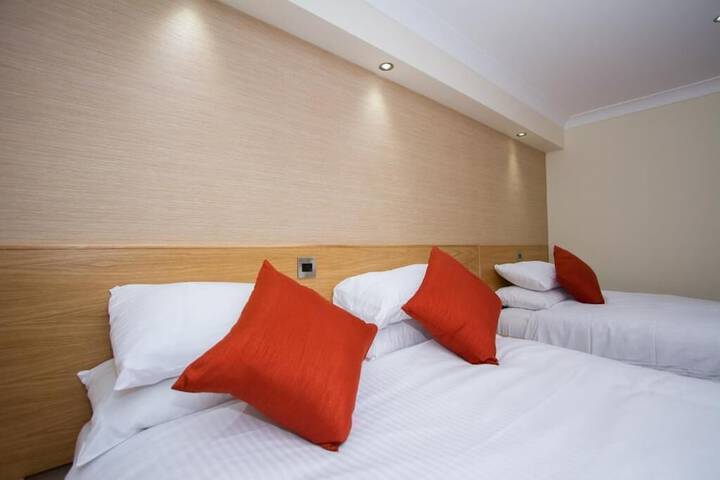 Room 8 of 28
