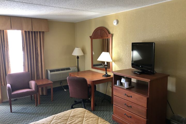 1 King Bed (3 of 20)