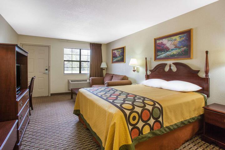 1 Queen Bed (8 of 9)