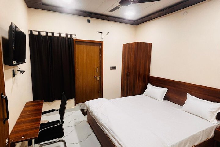 Room 13 of 18