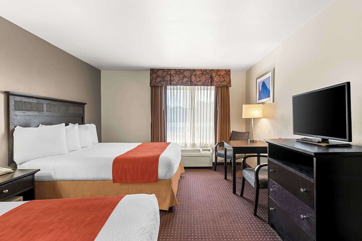 2 Queen Beds - Wireless High Speed Internet, Microwave and Refrigerator Table with Chai (1 of 6)
