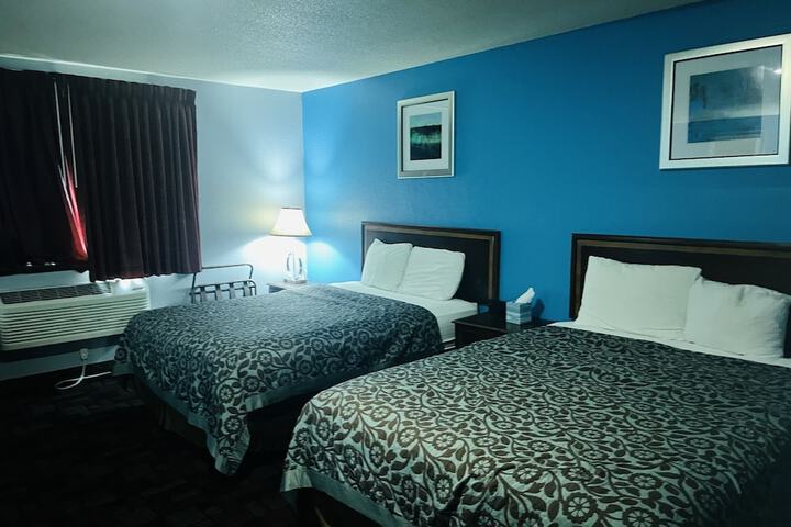 2 Queen Beds (10 of 17)