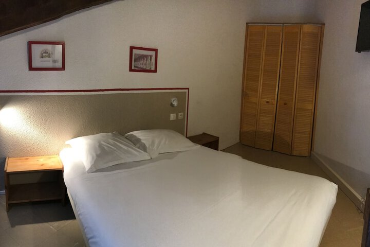 Room 9 of 141