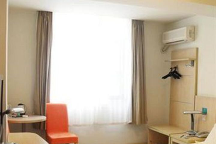 Room 8 of 10