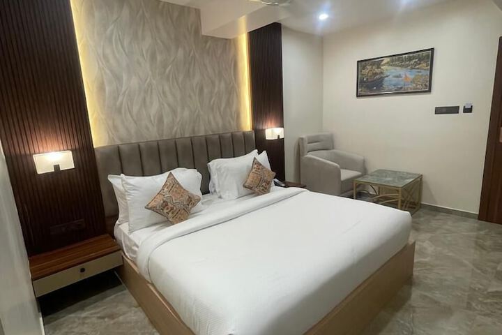 Room 2 of 34