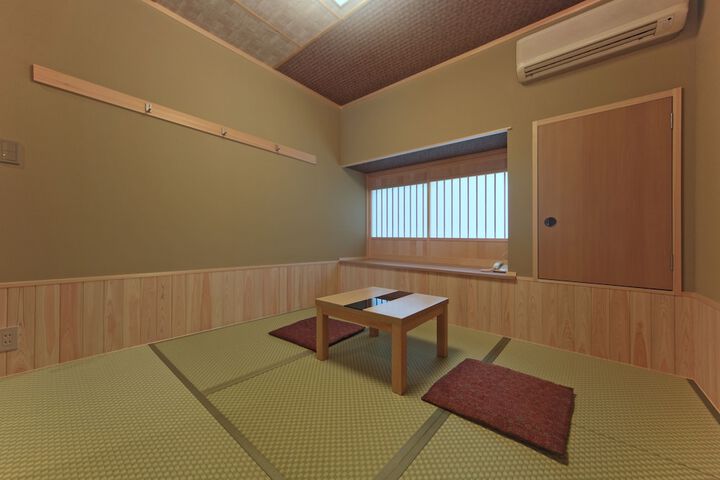 Room 28 of 83