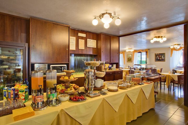 Breakfast/Coffee Service 22 of 34