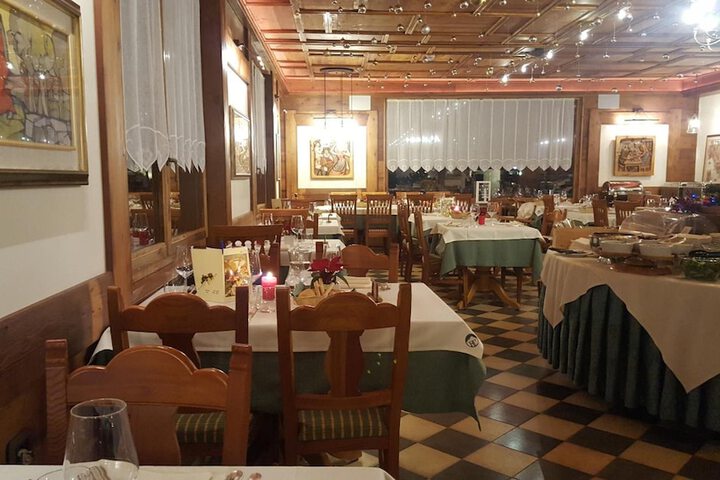 Dining 32 of 61