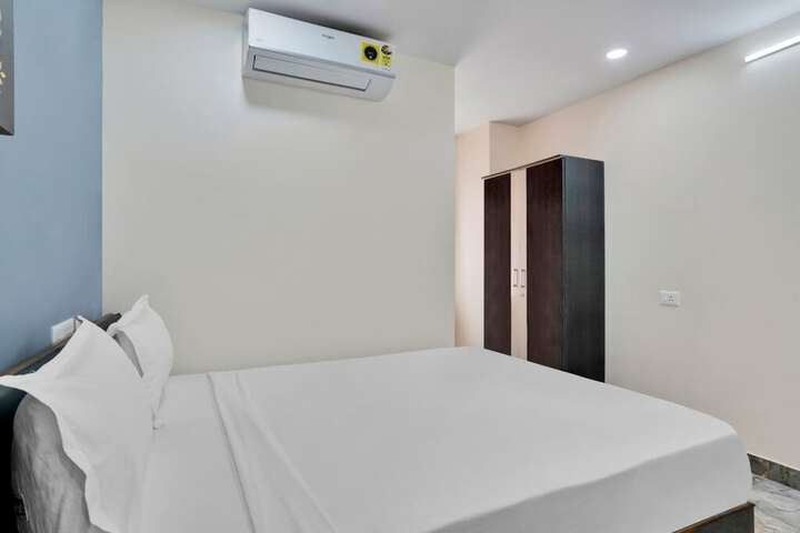 Room 9 of 17