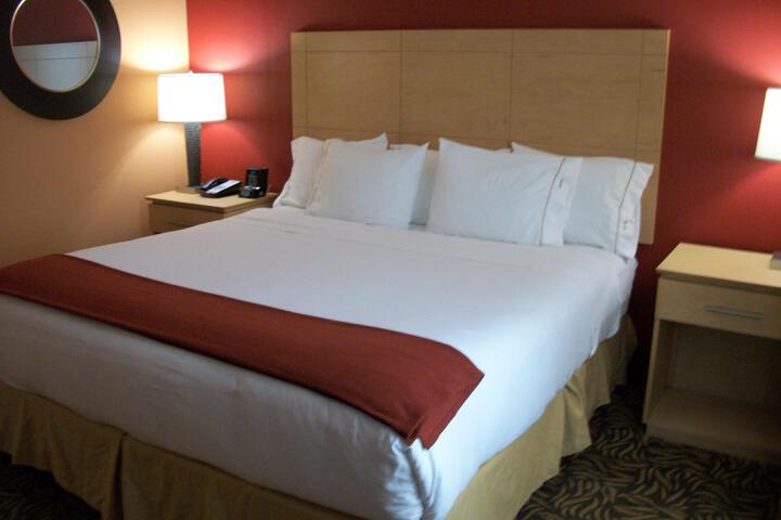 1 King Bed (2 of 13)