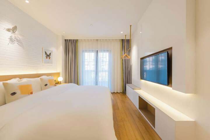 Room 6 of 62