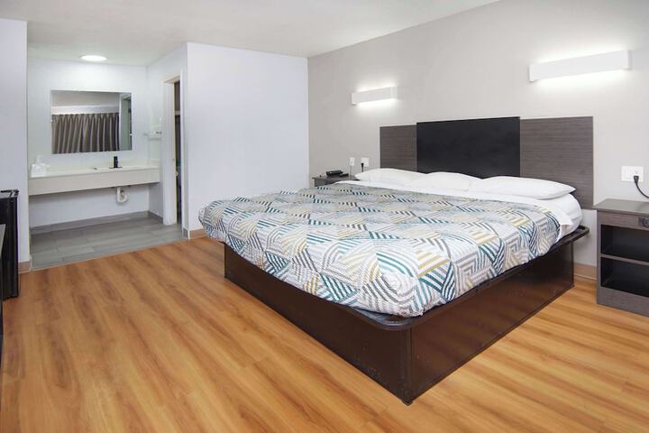 1 King Bed Micfridge (2 of 6)