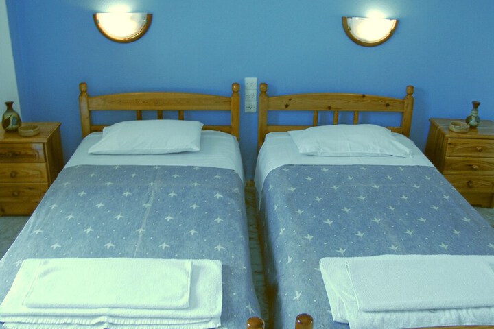 Room 2 of 10