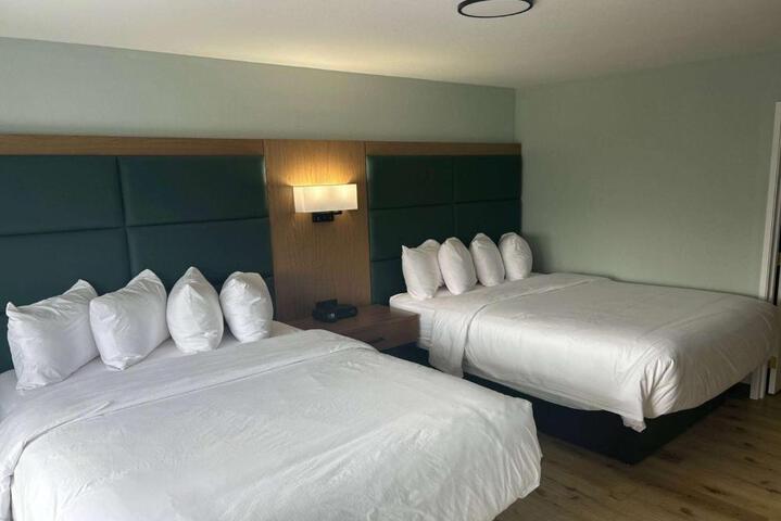 2 Queen Beds (6 of 6)