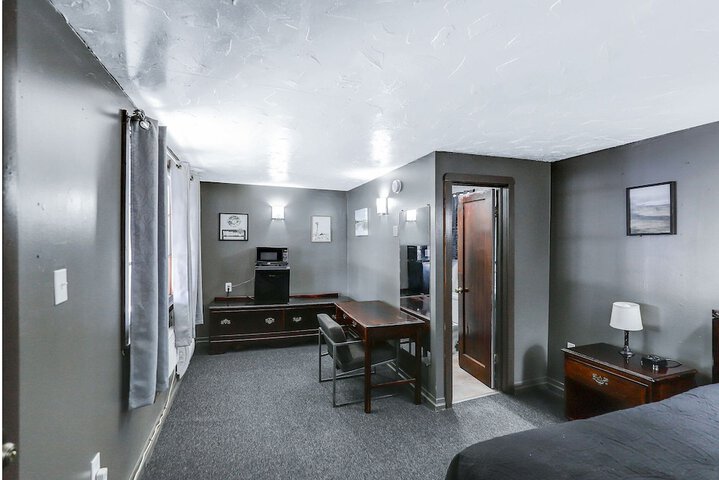 Room 10 of 18