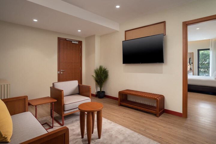 Lounge 38 of 49