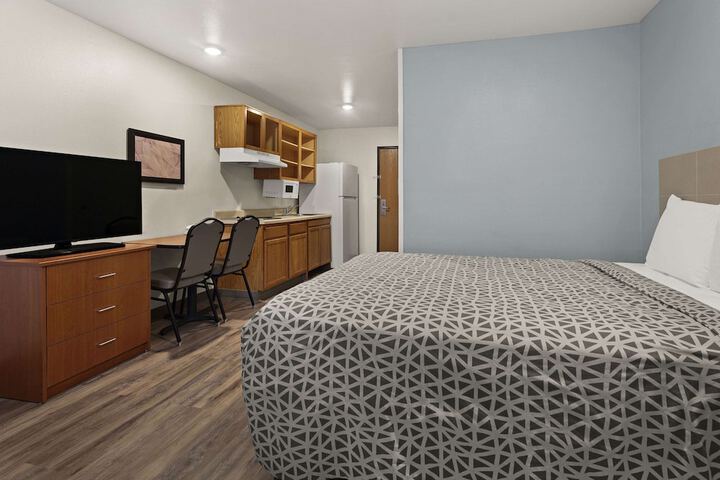 1 Queen Bed Suite (10 of 12)