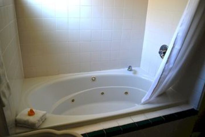 Hot Tub 12 of 16