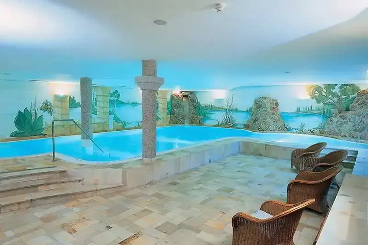 Pool 10 of 27