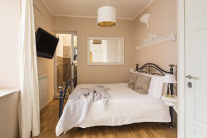 Room 17 of 28