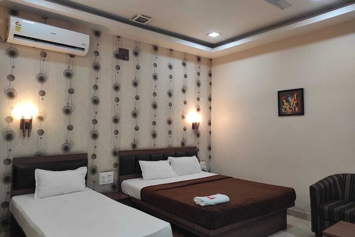 Room 4 of 16
