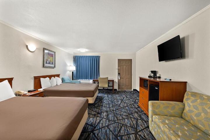 1 King Bed (1 of 10)