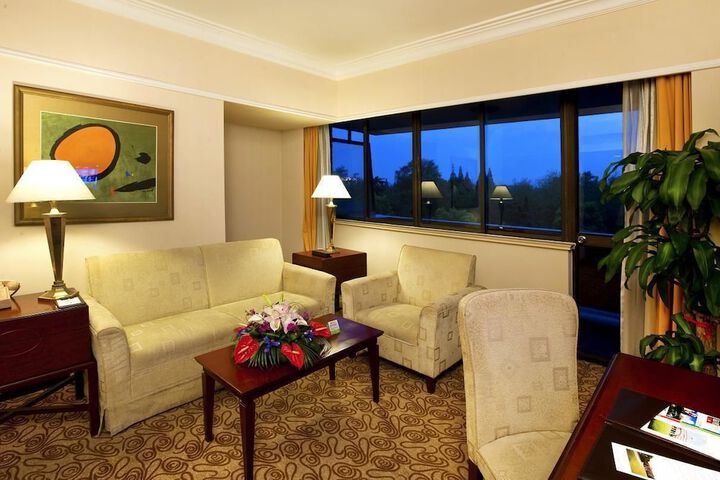 Lounge 32 of 60