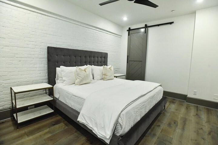 Room 80 of 371