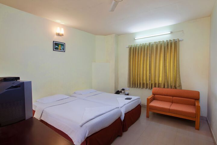 Room 6 of 12