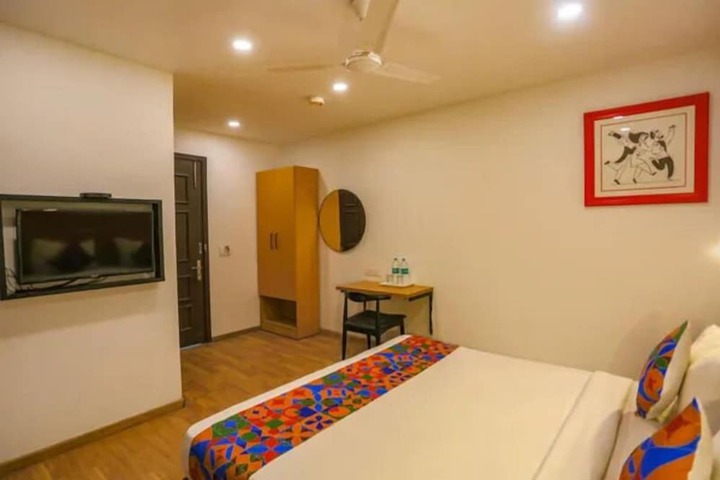 Room 9 of 18
