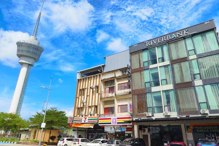 Riverbank Hotel by MRVJ BUSINESS