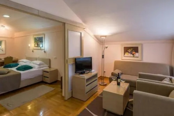 Room 6 of 22