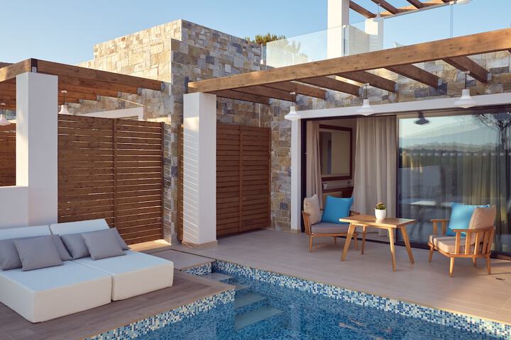 Hotel with Pool