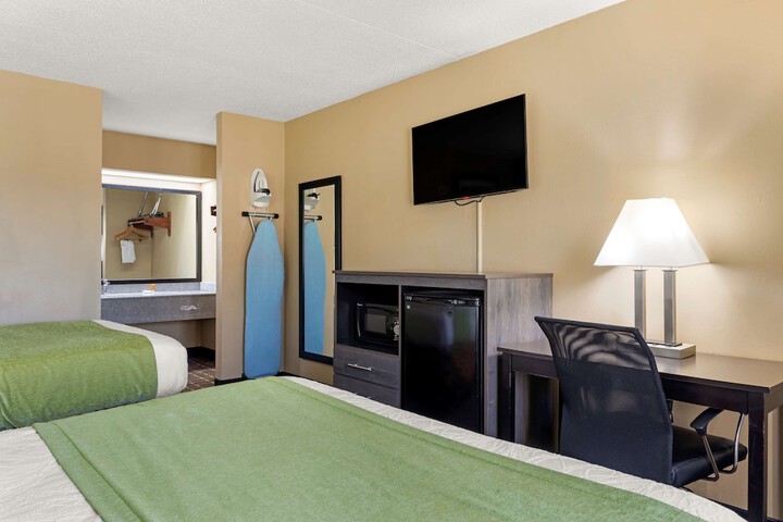 2 Queen Beds High Speed Internet Accessible Microwave and Refrigerator Work Desk Contin (1 of 13)