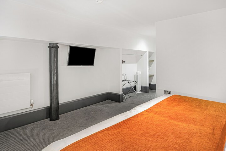 Room 42 of 106