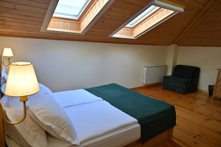 Room 9 of 16