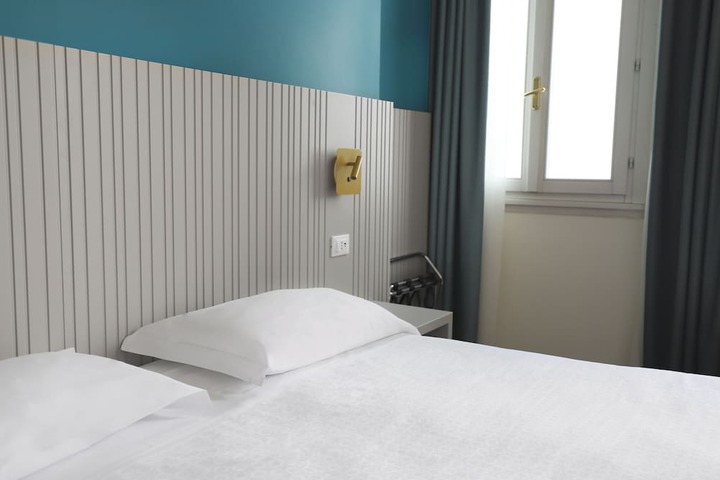 Room 3 of 44