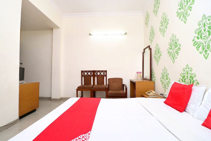 Room 9 of 12
