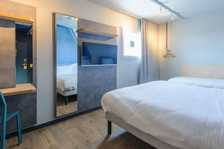 Room 45 of 77