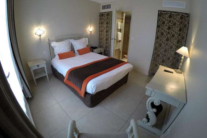 Room 10 of 34