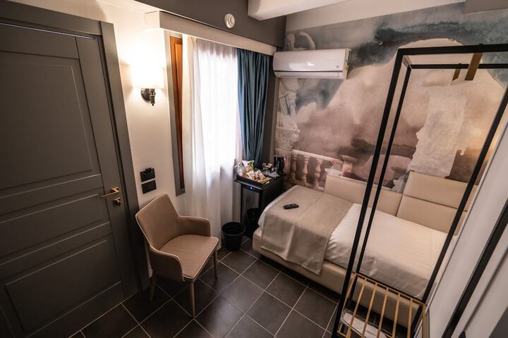 Room 47 of 209