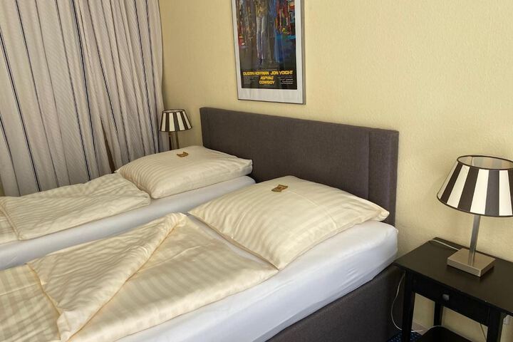 Room 13 of 28