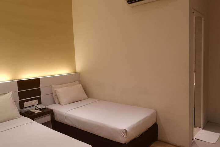 Room 27 of 40