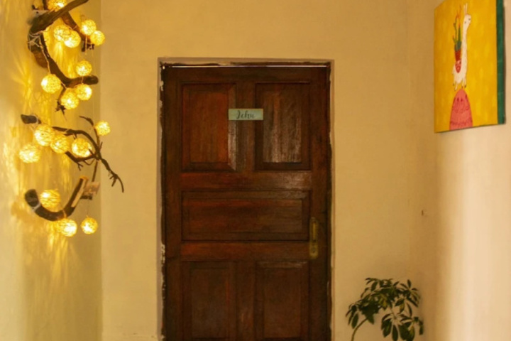 Room 8 of 12