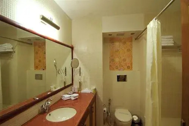 Room 6 of 12