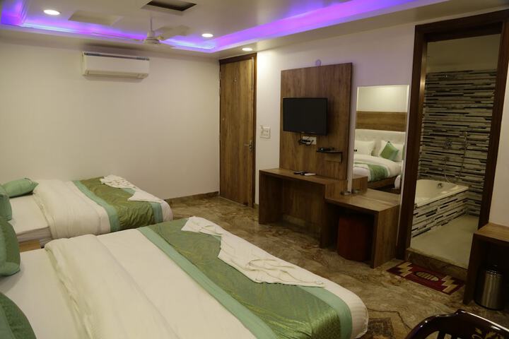 Room 12 of 30