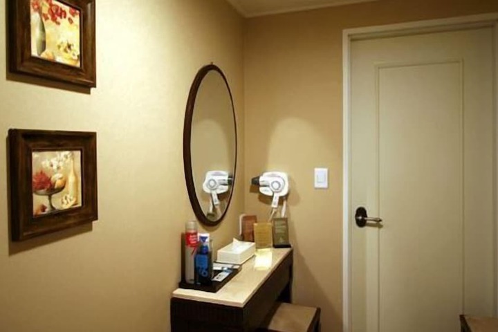 Room 8 of 10
