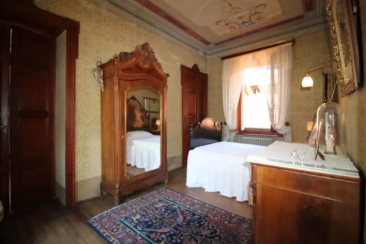 Room 5 of 17